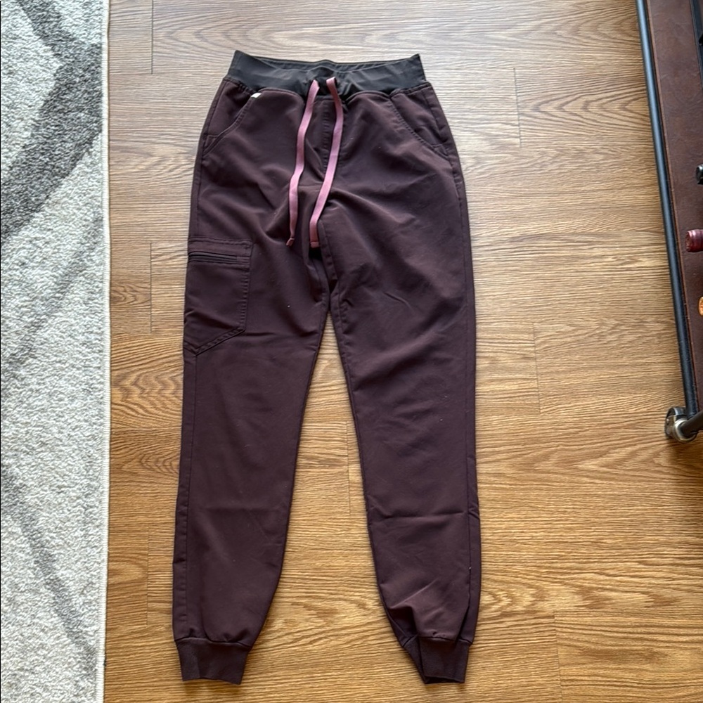 High-waisted Zamora jogger scrub pants